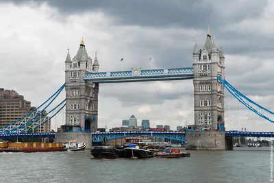 Тауэрский Мост, Лондон. Тауэрский Мост Представляет Собой Комбинированный  Подъемный И Подвесной Мост В Лондоне, Англия, Через Реку Темзу Фотография,  картинки, изображения и сток-фотография без роялти. Image 12473599