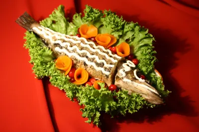 Пять рецептов рыбы на Новый год: скумбрия на плато, фаршированный курицей  карп, тельное под белым соусом