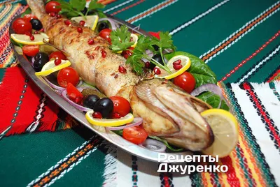 домашний стол, закуски, утка, фаршированная пик-рыба, салаты, сыры,  раковины Стоковое Фото - изображение насчитывающей занятие, обед: 159138220