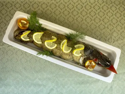 Пивчатая фаршированная рыба с картофелем на тарелке Стоковое Фото -  изображение насчитывающей томаты, лимон: 150784832