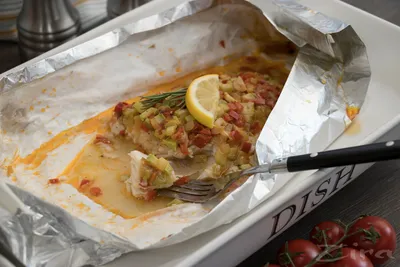 Рыба, запеченная с овощами в фольге рецепт с фото пошагово | Receita |  Peixe assado, Receitas, File de peixe assado