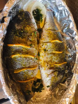 Запеченный лосось в фольге со спаржей и лимонно-чесночным масляным соусом —  Рецепт блюда