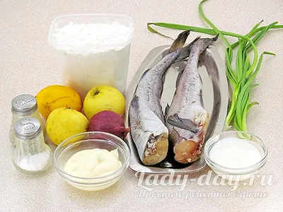 Филе жареной рыбы арктический чар и свежий овощной салат крупным планом  стоковое фото ©lenyvavsha 148510129