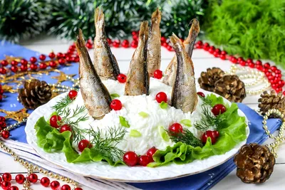 Заказать Салат с тунцом, свежими овощами, Рукколой и икрой летучей рыбы  Тобико по цене 350 руб. с доставкой по Москве | Vkusnoff-Catering