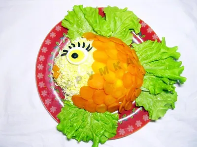 Салат с красной рыбой и авокадо - Лайфхакер
