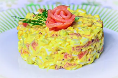 Салат с красной рыбой, яйцами и огурцами - Лайфхакер