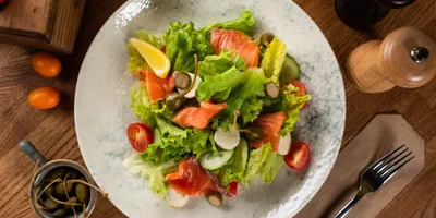 Салат с копчёной красной рыбой, овощами и моцареллой - Лайфхакер