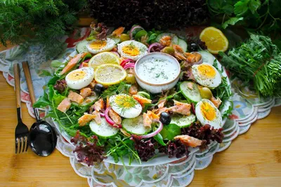 Салат с копченой рыбой горячего копчения рецепт с фото пошагово - 1000.menu
