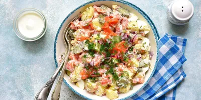 Салат «Оливье» с копченой рыбой и красной икрой: пошаговый рецепт c фото