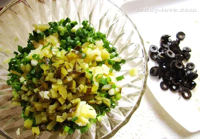 Оливье с копченой рыбой и камчатским крабом, пошаговый рецепт с  фотографиями – Авторская кухня: Салаты. «Еда»