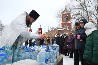 Святая вода: что с ней можно делать, а что нельзя - Российская газета