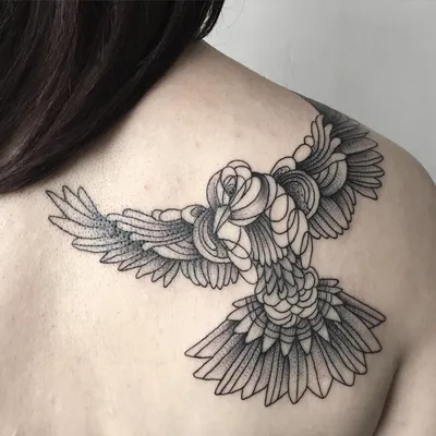 Татуировка птицы, на руке девушки, …» — создано в Шедевруме