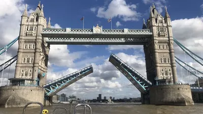 Тауэрский Мост, Лондон. Тауэрский Мост Представляет Собой Комбинированный  Подъемный И Подвесной Мост В Лондоне, Англия, Через Реку Темзу Фотография,  картинки, изображения и сток-фотография без роялти. Image 12473599