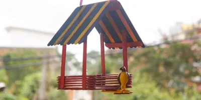 Кормушка для птиц из дерева \"Комфорт-Дача\" – купить за 2500 руб | Арт  Кормушка РФ Кормушки для птиц, скворечники от производителя