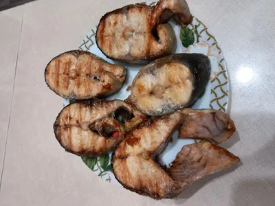 Жареная рыба на тарелке» — создано в Шедевруме