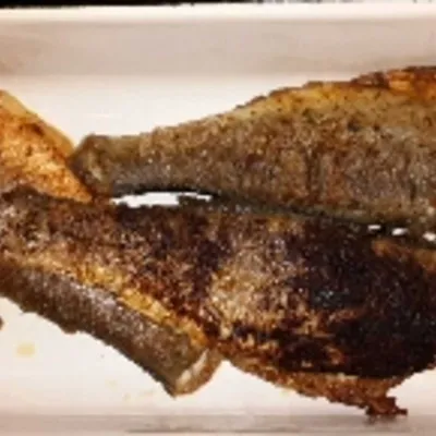 жареная рыба на тарелке с овощами лимон и лук Стоковое Фото - изображение  насчитывающей свеже, туша: 216552820
